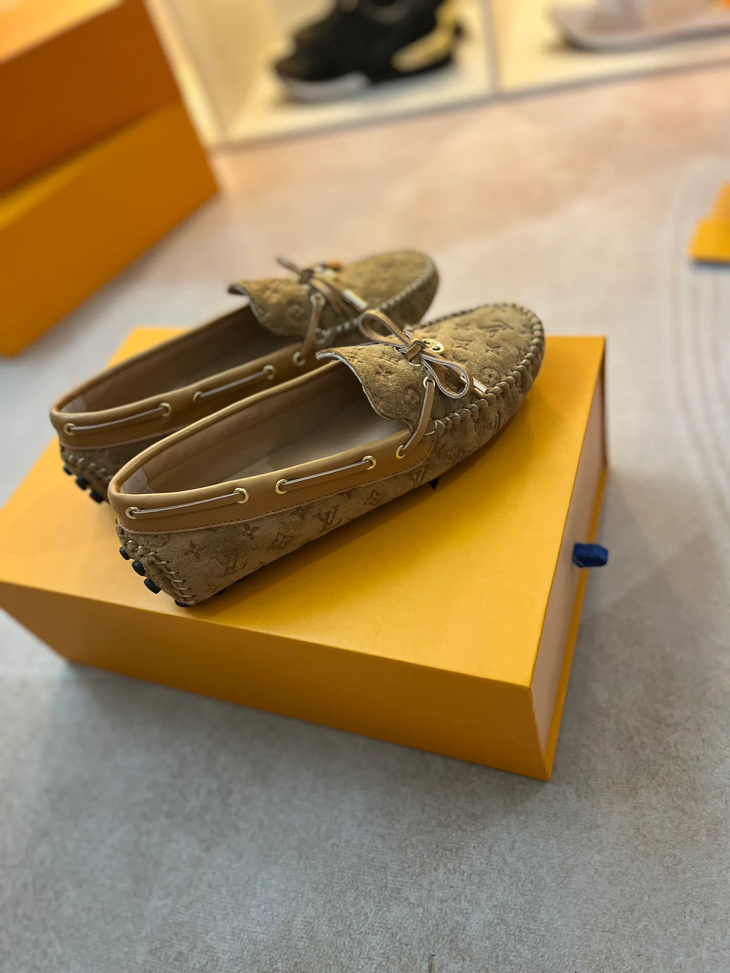 p460💰Couple model❤️🇫🇷 𝙇𝙤𝙪𝙞𝙨 𝙑𝙪𝙞𝙩𝙩𝙤𝙣 🇫🇷Louis Vuitton 2023 Classic𝓛𝓿 𝓣𝓻𝓪𝓲𝓷𝓮𝓻 Sports Series ➪➪➪¯ [Arizona Doudou Shoes Series] ▪️▪️▪️Arizona slip-on shoes are made of Monogram Eclipse canvas. Its hand-painted and dyed edges and hand-sewn uppers fully demonstrate Louis Vuitton's traditional shoemaking craftsmanship. This slip-on shoe is very lightweight. The integrated tongue and upper make it particularly comfortable and flexible. The soft outsole is equipped with rubber padding. Decorated with matching sash. Detailed features: ☑️Monogram Eclipse canvas ☑️Black Eclipse pattern ☑️Hand-painted shoe edges ☑️Hand-sewn uppers (each pair takes time to process) ☑️Integrated tongue and upper construction ☑️Outsole equipped with rubber lining ☑️size: 35_46